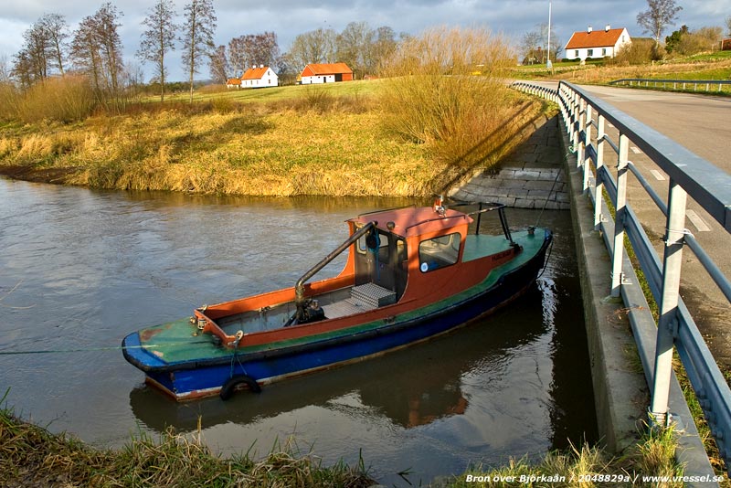 Vid bron &ouml;ver Bj&ouml;rka&aring;n.