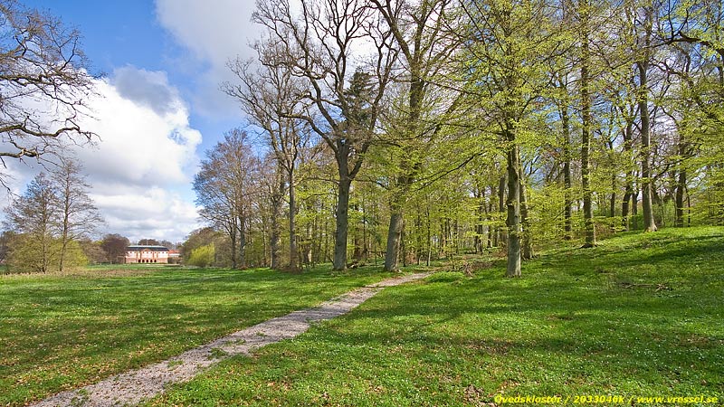 En park vid &Ouml;vedskloster