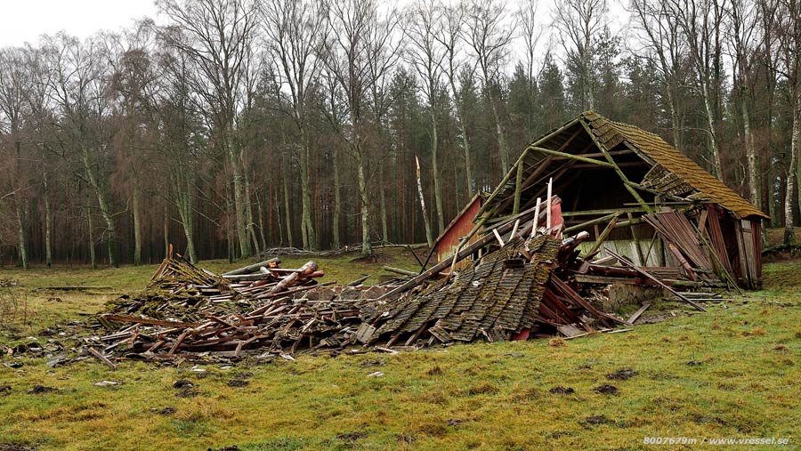  Ett s&ouml;nderbl&aring;st hus.